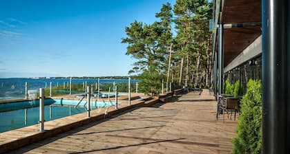 Magnolia 5-room House with Indoor Pool, Sauna and A/C
