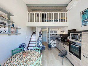 Een koelkast, een magnetron, een oven, een koffiezetapparaat/waterkoker