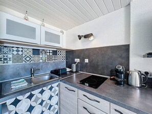 Fridge, microwave, oven, coffee/tea maker