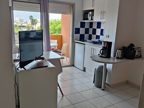 Microwave, stovetop, dishwasher, coffee/tea maker