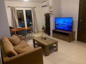 Deluxe Apartment, Garden View | Living area