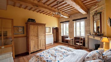 6 bedrooms, iron/ironing board, WiFi, bed sheets