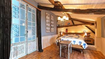 6 bedrooms, iron/ironing board, WiFi, bed sheets