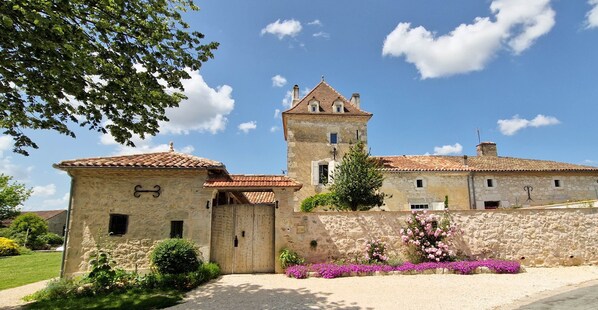 Exterior - Oasis of peace and comfort. 14th-century maison de maître with swimming pool. (Laparade)