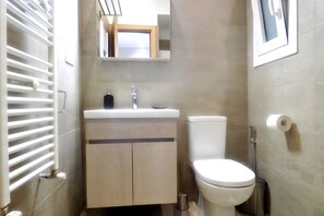 Haartrockner, Handtücher, Seife, Toilettenpapier