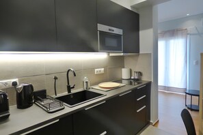 Fridge, oven, stovetop, electric kettle