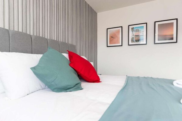 4 bedrooms, desk, iron/ironing board, WiFi