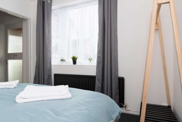 Desk, iron/ironing board, WiFi, bed sheets
