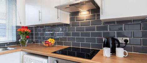 Kjøleskap, mikrobølgeovn, ovn og brødrister