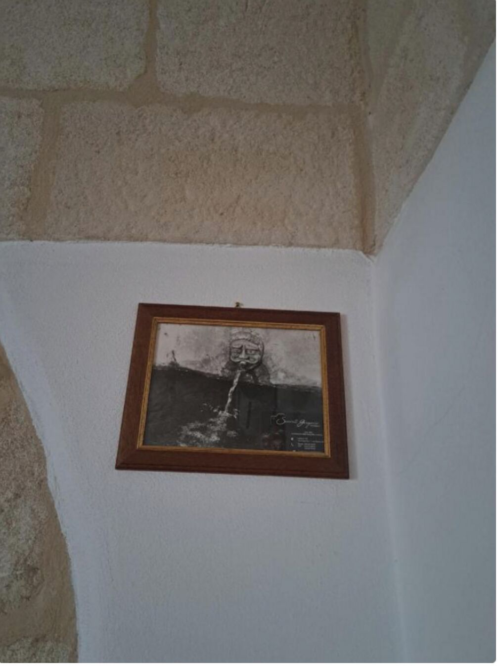 Un cuadro enmarcado colgado en una pared.