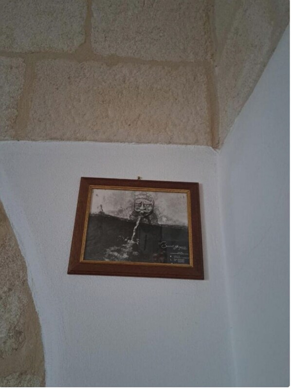 Un cuadro enmarcado colgado en una pared.