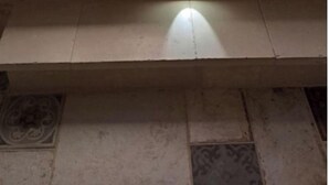 Un escalier en marbre, doté d’un système d’éclairage intégré, mène à un espace extérieur.