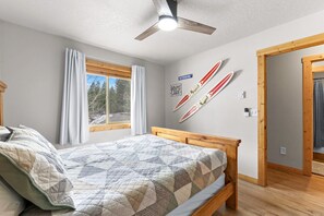 3 bedrooms, iron/ironing board, free WiFi, bed sheets - Grandma's Hideaway - walk to downtown, private hot tub, pet friendly with patio (McCall)