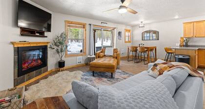 Grandma's Hideaway - walk to downtown, private hot tub, pet friendly with patio