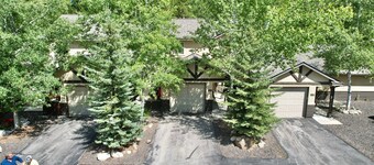 Grandma's Hideaway - walk to downtown, private hot tub, pet friendly with patio