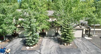 Grandma's Hideaway - walk to downtown, private hot tub, pet friendly with patio