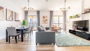 Leilighet – deluxe, utsikt mot marina | Oppholdsrom | Flatskjerm-TV