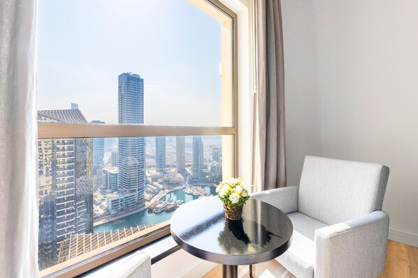 Living room - Luxe Marina View Retreat - 2BDRM (Dubai)