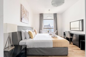 2 chambres, coffres-forts dans les chambres, décoration personnalisée