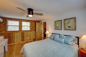 4 bedrooms, iron/ironing board, WiFi