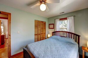 2 bedrooms, iron/ironing board, WiFi