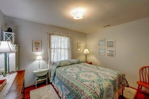 2 bedrooms, iron/ironing board, WiFi - A Bit Airy - Ocracoke Island (Ocracoke)