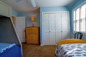 4 bedrooms, desk, WiFi, bed sheets