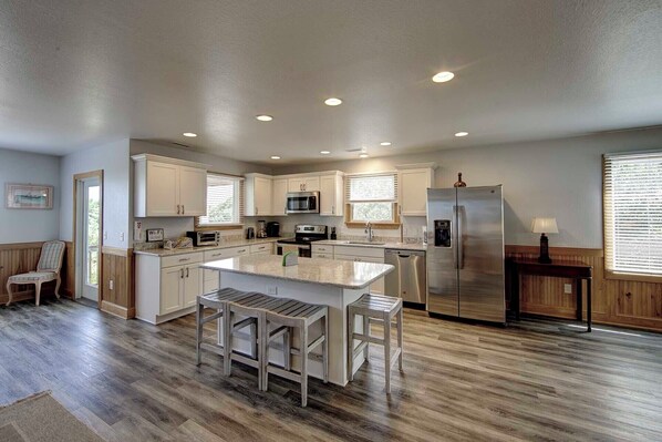 Fridge, microwave, stovetop, dishwasher