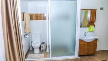 Habitación Deluxe doble, vistas al jardín | Baño | Ducha, zapatillas, toallas y jabón