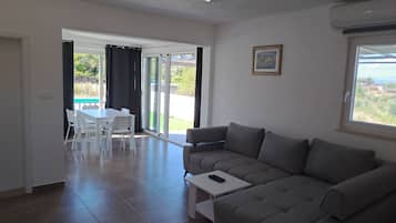 Hus (Nane Garden house with heated pool) | Stue | 32-tommers fladskærms-tv med satellitkanaler