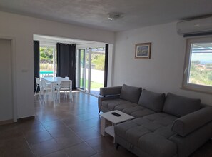 ハウス (Nane Garden house with heated pool) | リビングルーム | 32 インチの薄型テレビ (衛星放送視聴可)