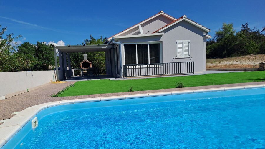 Nane Garden House With Heated Pool