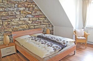 3 habitaciones, tabla de planchar con plancha, cuna de viaje y wifi