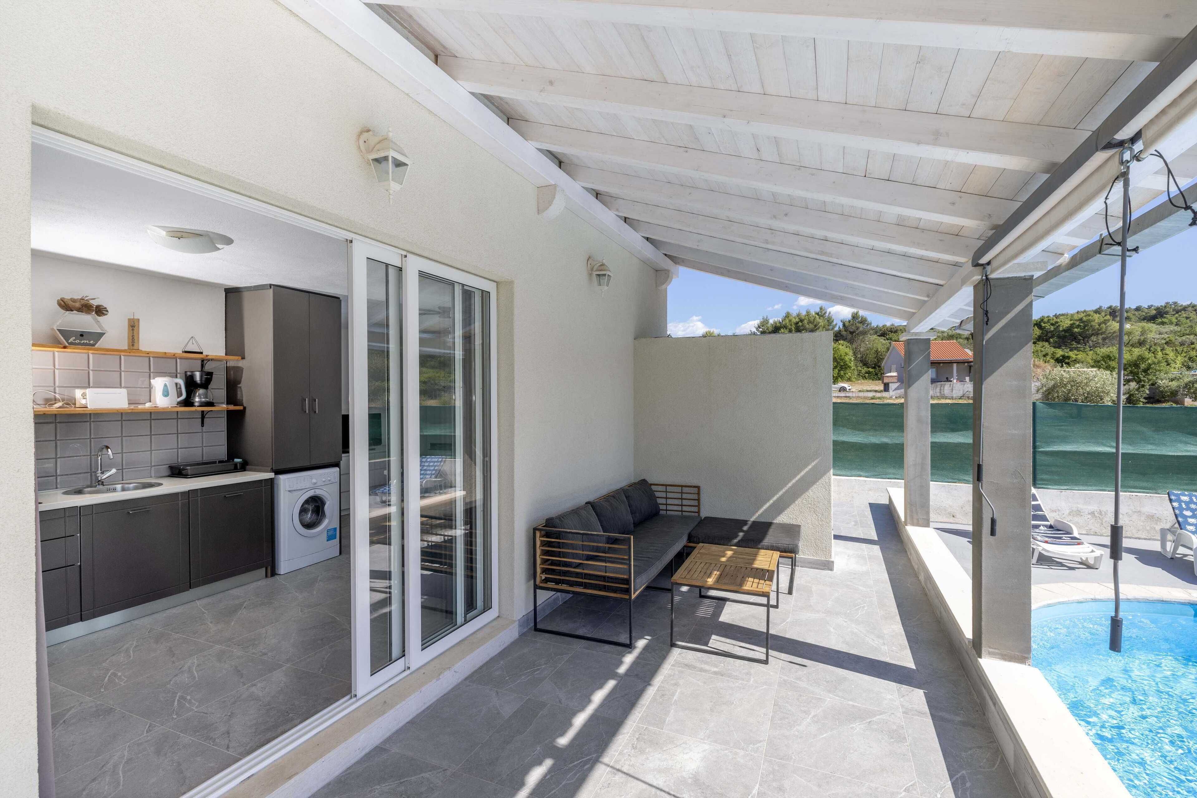 Hus (Villa Baras garden - house with pool) | Udendørs pool