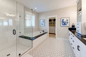 Douche, sèche-cheveux, serviettes fournies