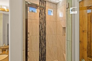 Shower, hair dryer, towels, shampoo - Exquisite Retreat Salt Private Pool, Spa, Mtn View (Sedona)