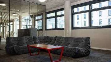 Coin salon dans le hall