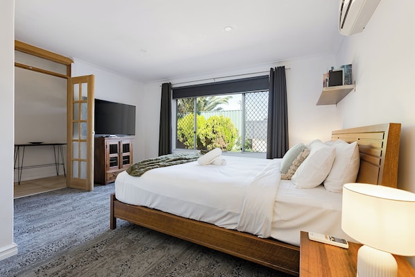 2 bedrooms, iron/ironing board, free WiFi, bed sheets