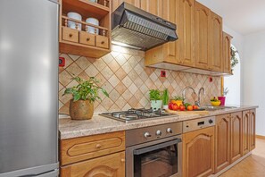 Fridge, oven, stovetop, dishwasher