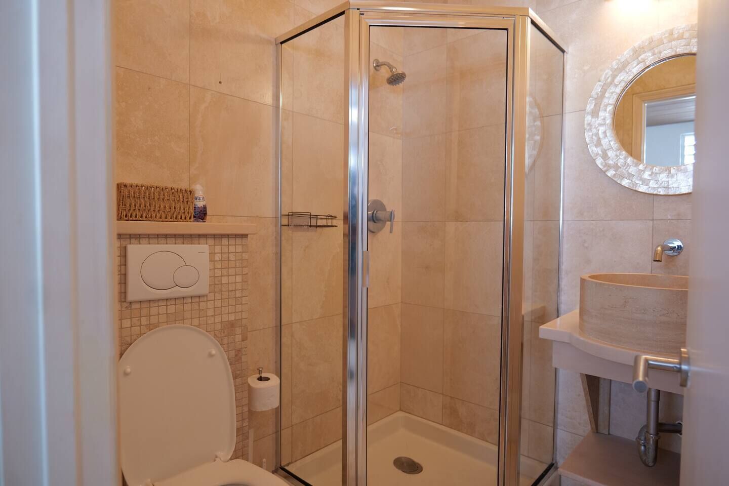 Douche, sèche-cheveux, serviettes fournies, papier toilette