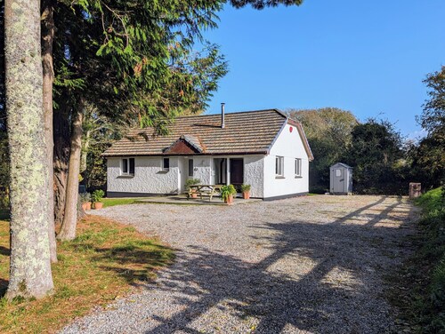 Pine Croft Cottage - sleeps 4, tucked away in the woodland, 5 minutes from beach
