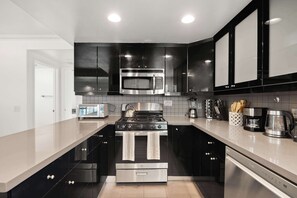 Køleskab, mikrobølgeovn, ovn, kogeplade