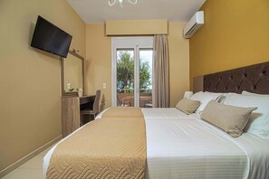 3 bedrooms, in-room safe, iron/ironing board, travel cot