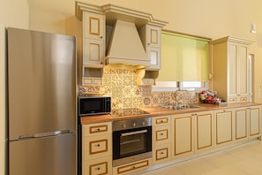 Frigorifero, microonde, forno, piano cottura