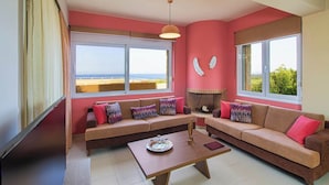 Un salon comprenant un canapé, une table basse et une cheminée.