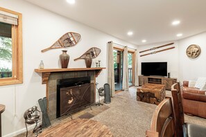 Télévision, cheminée