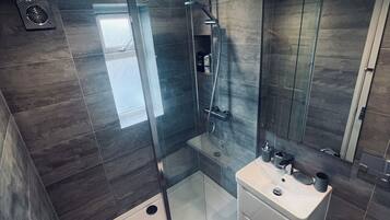 Asciugacapelli, asciugamani, sapone, carta igienica