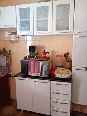Kylskåp, mikrovågsugn, ugn och spishäll
