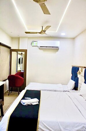 Phòng 3 Deluxe, ban công, quang cảnh thành phố | Bàn, khu vực làm việc phù hợp cho laptop, màn/rèm cản sáng 