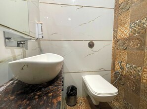 Chuveiro, chuveiro com efeito de chuva, produtos de toalete grátis 